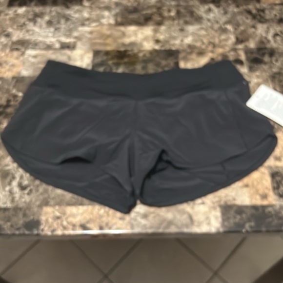 LULULEMON SPEED UP LOW RISE SHORT 2.5” LINED NWT SIZE 12 or 14 BLACK COLOR - Picture 4 of 5